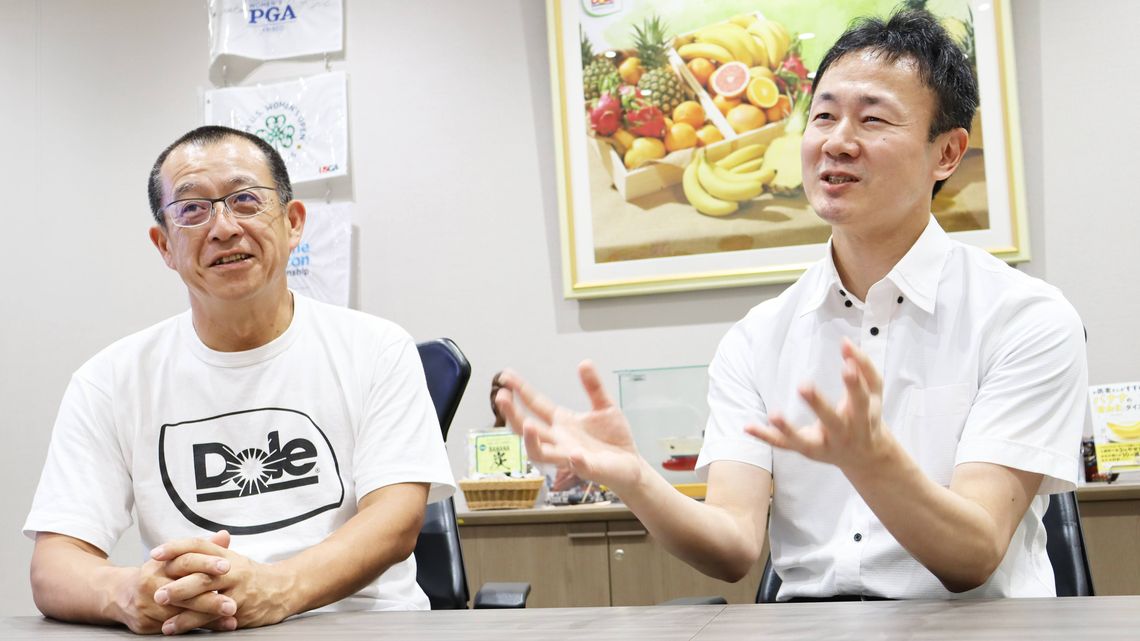 株式会社ドール 代表取締役社長CEO 青木寛さん（左）とIT企画部部長 濱中功樹さん（右）